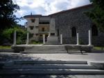 Τα σκιερά πλατάνια και τα πράσινα παρτέρια χαρακτηρίζουν την κεντρική πλατεία των Καλαβρύτων.